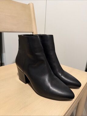 Call It Spring Black Pointed Toe Ankle Boots Gold Zip Women’s Size 10